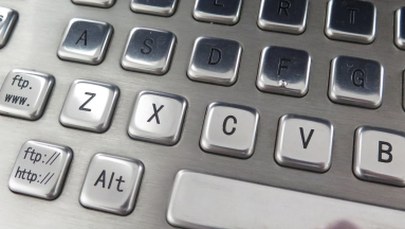 Polak oskarżony ws. ataków hakerskich na dużą skalę. Akt oskarżenia liczy tysiąc stron