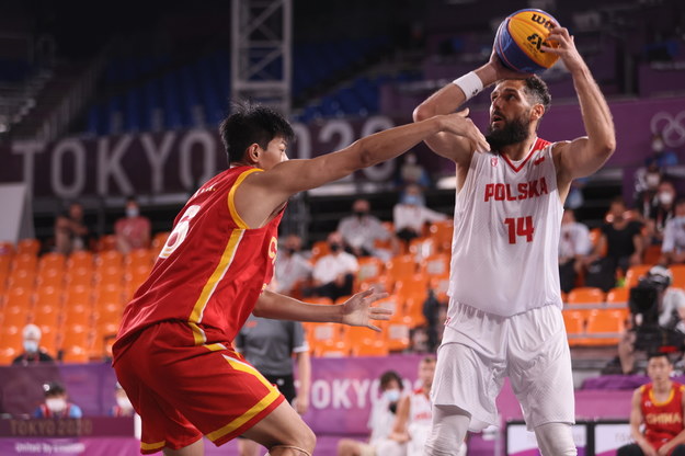 Polak Paweł Pawłowski (z prawej) i Li Haonan (z lewej) z Chin podczas meczu koszykarzy 3x3 na igrzyskach olimpijskich w Tokio / 	Leszek Szymański    /PAP