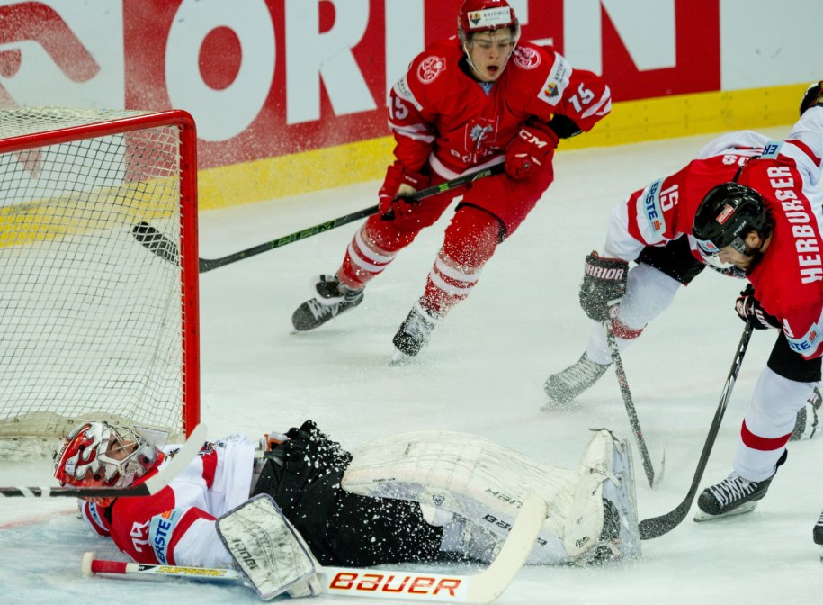 Polak Polak Patryk Wronka (C-G) i bramkarz Austrii Bernhard Starkbaum (L-C) podczas meczu Mistrzostw Świata Dywizji 1A w hokeju na lodzie, rozgrywanych w katowckim Spodku /Andrzej Grygiel /PAP
