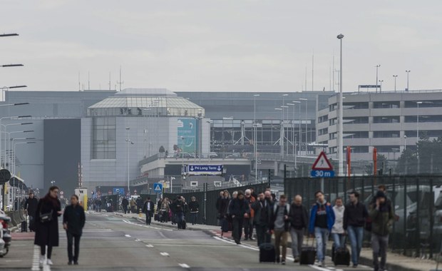 Polak pracujący na lotnisku w Brukseli: Terminal obstawiła policja z bronią maszynową
