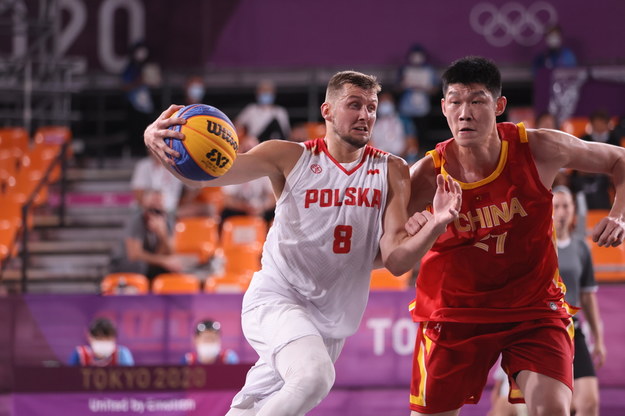Polak Przemysław Zamojski (L) i Hu Jinqiu (P) z Chin podczas meczu koszykarzy 3x3 na olimpiadzie w Tokio /PAP