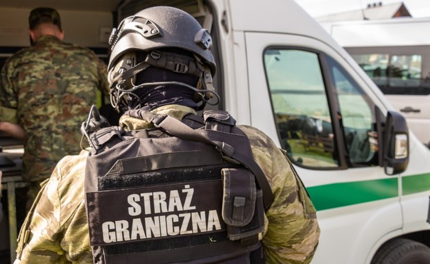 Polak przewoził 23 migrantów w busie. Został zatrzymany