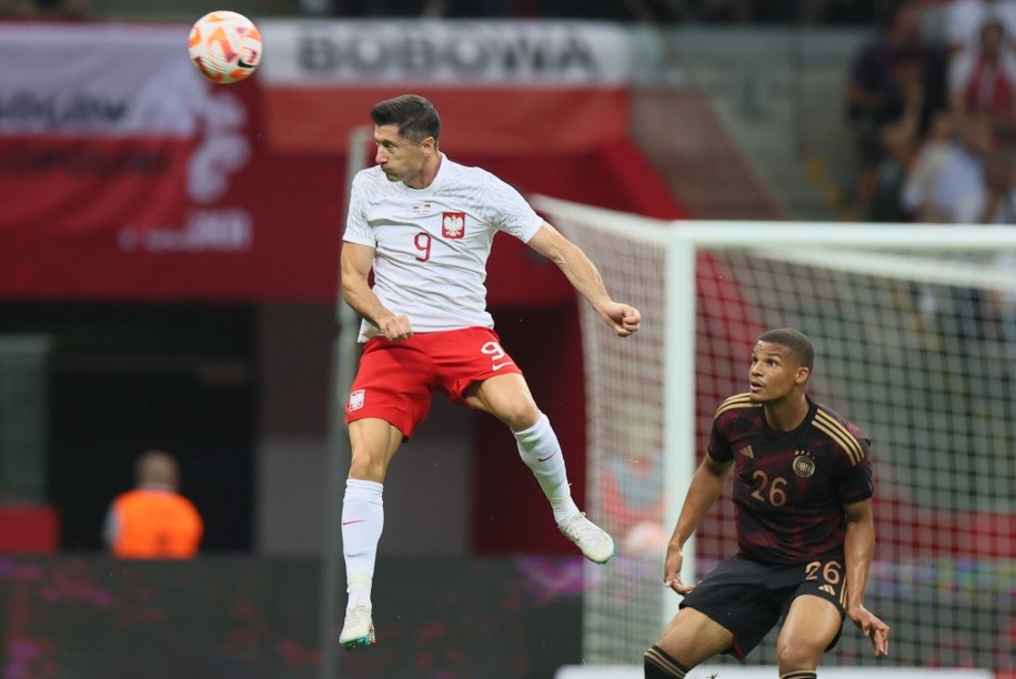 Polak Robert Lewandowski  i Malick Thiaw  z Niemiec podczas piłkarskiego meczu towarzyskiego / 	Leszek Szymański    /PAP