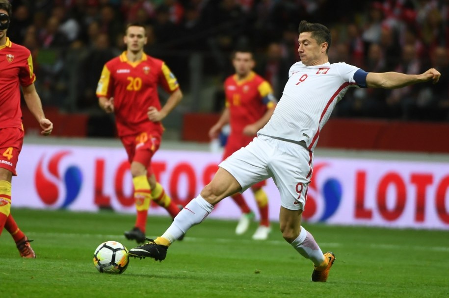 Polak Robert Lewandowski podczas eliminacyjnego meczu grupy E przyszłorocznych piłkarskich mistrzostw świata z Czarnogórą na Stadionie PGE Narodowym w Warszawie /Bartłomiej Zborowski /PAP