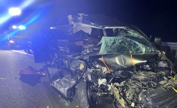 Polak zasnął za kierownicą. Samochód rozbił się na niemieckiej autostradzie