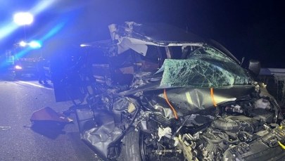 Polak zasnął za kierownicą. Samochód rozbił się na niemieckiej autostradzie