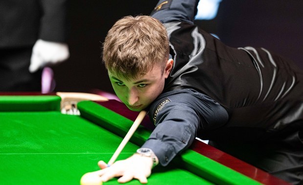Polak żegna się z mistrzostwami świata w snookerze. Przegrał z legendą