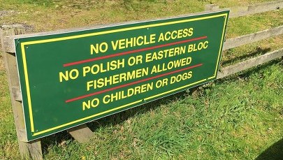 "Polakom, dzieciom i psom wstęp wzbroniony". Kontrowersyjna tabliczka w Wielkiej Brytanii