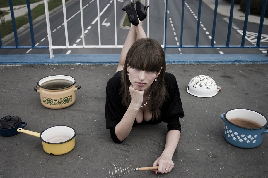 Polakom wiedzie się coraz gorzej, ale coraz więcej z nas płaci za wynajęcie... pomocy domowej /Natalia Giza /PAP