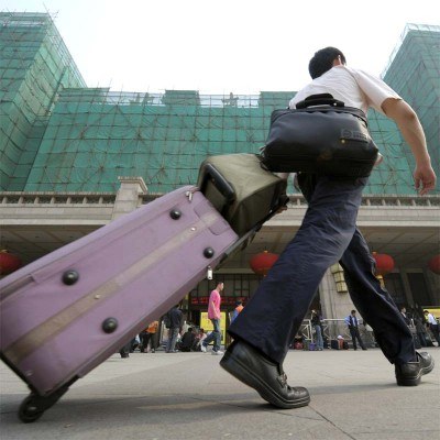Polaków, którzy wyjechali do pracy za granicą, jest według informacji GUS ponad 2 miliony /AFP