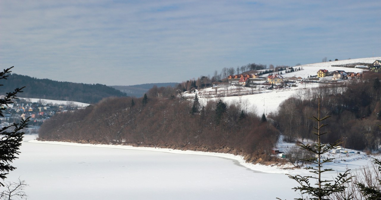 Polańczyk leży na zachodnim brzegu Jeziora Solińskiego, które zachwyca widokami w zimowej odsłonie /East News