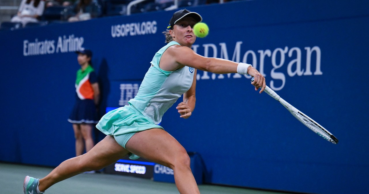 Poland's Iga Swiatek hits a return to USA's Lauren Davis during their 2022 US Open Tennis tournament women's singles third round match at the USTA Billie Jean King National Tennis Center in New York, on September 3, 2022. ANGELA WEISS / AFP /ANGELA WEISS/AFP /AFP