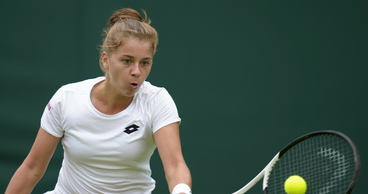 Poland's Maja Chwalinska returns to Katerina Siniakova of the Czech Republic during their women's singles match on day one of the Wimbledon tennis championships in London, Monday, June 27, 2022. (AP Photo/Kirsty Wigglesworth) /AP Photo/Kirsty Wigglesworth /East News