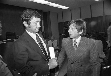 Polański ze swoim adwokatem w 1977 roku - kadr z filmu "Polański. Ścigany i pożądany" /materiały dystrybutora