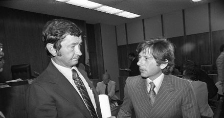 Polański ze swoim adwokatem w 1977 roku - kadr z filmu "Polański. Ścigany i pożądany" /materiały dystrybutora