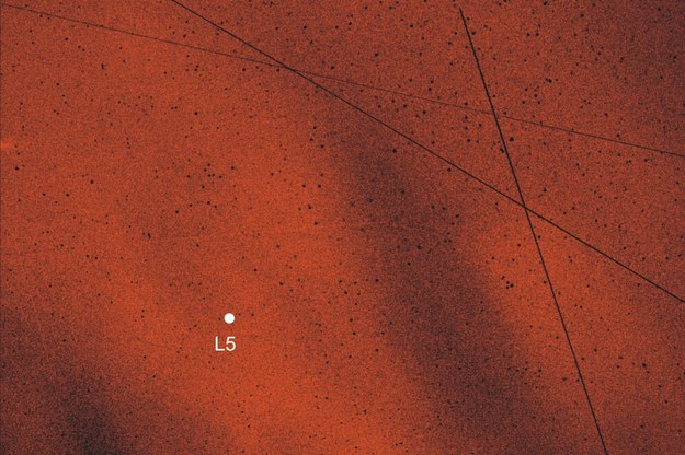 Polaryzacja światła widocznego w centralnym rejonie obłoku Kordylewskiego wokół punktu L5. Widać ślady satelitów / J. Slíz-Balogh /Materiały prasowe
