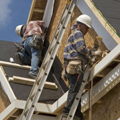 Polascy pracownicy budowlani zarabiają 80 koron za godzinę /AFP