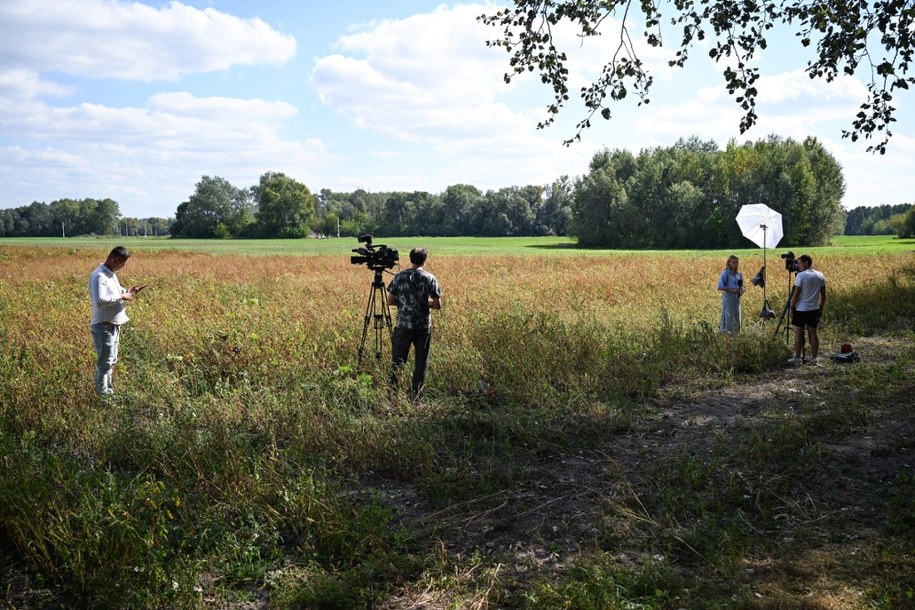 Polatycze, 08.09.2025. Media w okolicy miejsca upadku nieuzbrojonego drona w polu kukurydzy /Wojtek Jargiło /PAP