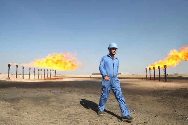 Pole naftowe Zubair One w Iraku. Niskie ceny surowca biją w interesy Rosji /AFP
