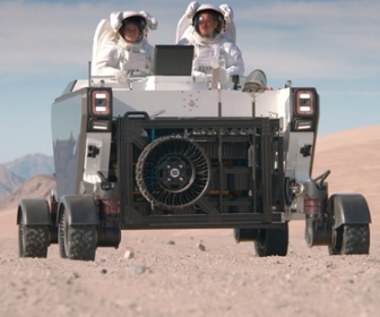 Polecą na Księżyc rakietą Starship i będą jeździli takim pojazdem