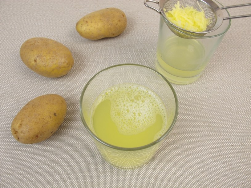 Poleca się picie soku z surowego ziemniaka przy notorycznych zaparciach /123RF/PICSEL