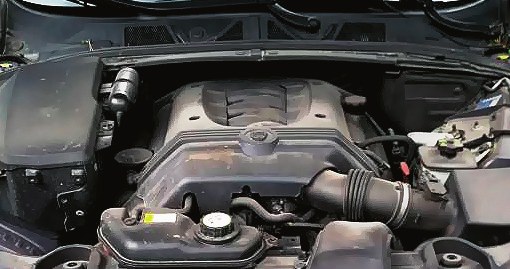 Polecamy: 4.2 V8 to trwały wolnossący silnik benzynowy wyposażony w łańcuch rozrządu. /Motor