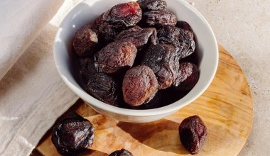 Polecany seniorom, bo dba o stawy, oczy i ciśnienie. Można jeść jako suszoną przekąskę lub pastę