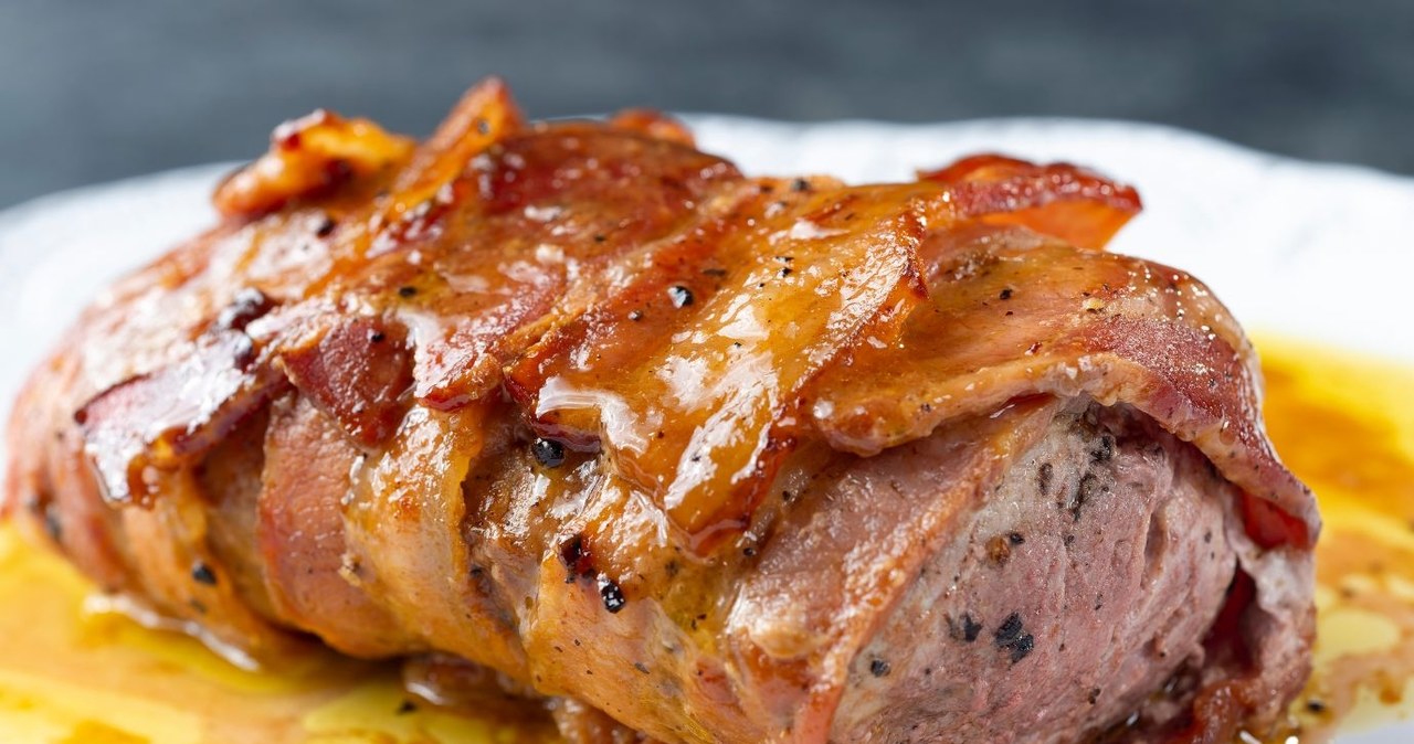Polędwiczka wieprzowa w 100 gramach ma 144 kcal. Owinięta w boczek stanie się jednak bardziej kaloryczna /zkruger /Canva Pro