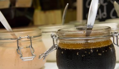 Polewam sałatkę takim dressingiem, smakuje zaskakująco. Nawet teściowa doceni