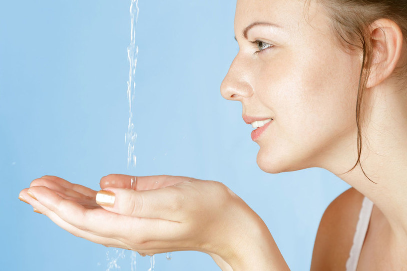 Polewanie ciała chłodną wodą przynosi liczne korzyści zdrowotne, hartowanie organizmu jest tylko jedną z wielu /123RF/PICSEL