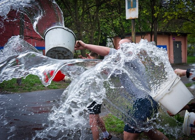 Polewanie wodą powinno być zabawą, a nie złym wydarzeniem /Grzegorz Michałowski /PAP