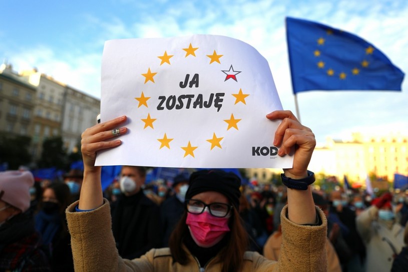 Polexit - mit czy realne zagrożenie? Protest przeciw ostatnim werdyktom TK (Kraków) /Beata Zawrzel /Reporter