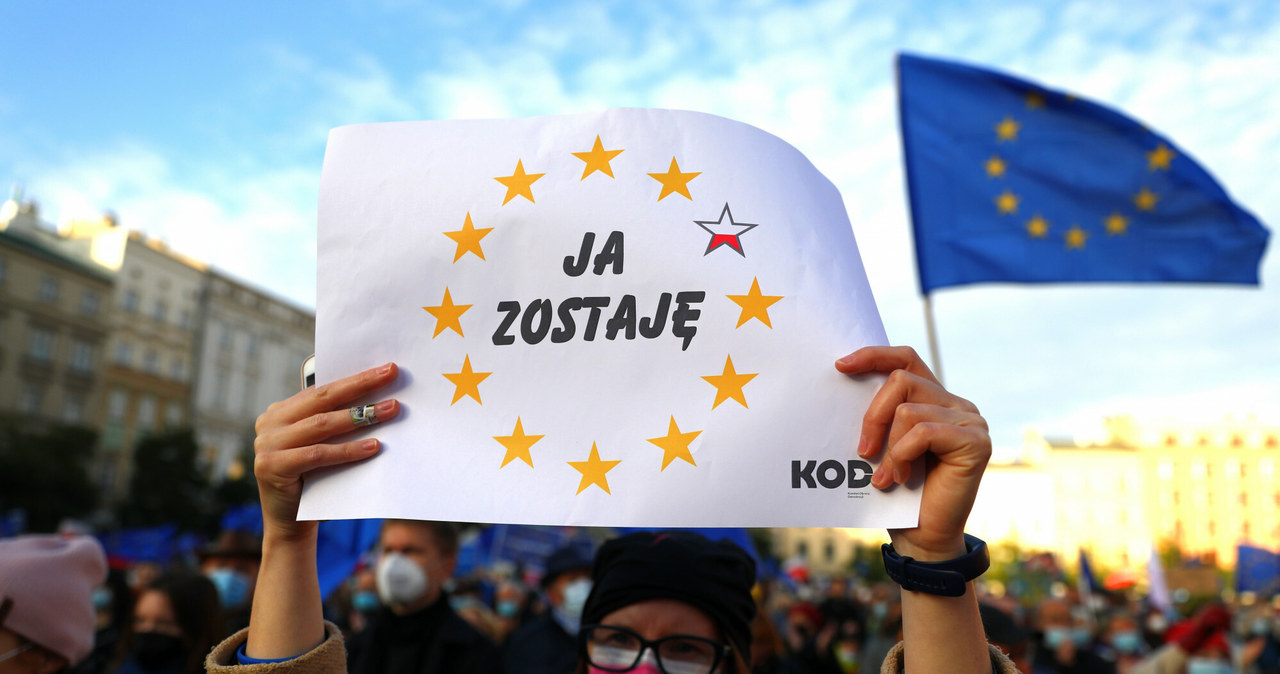 Polexit - mit czy realne zagrożenie? Protest przeciw ostatnim werdyktom TK (Kraków) /Beata Zawrzel /Reporter
