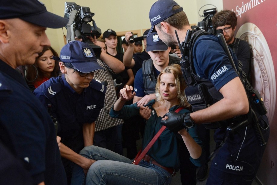 Polica wyniosła protestujących z siedziby KRS / 	Jakub Kamiński    /PAP