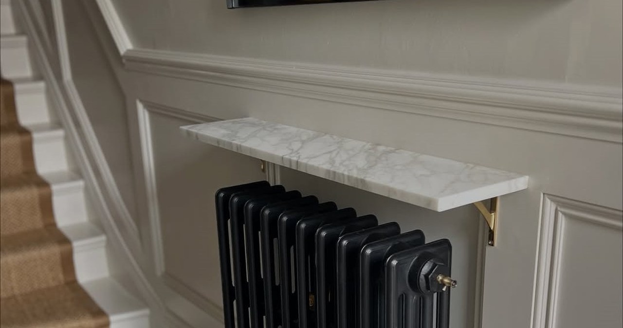 Поличка, встановлена над радіатором, допоможе зберегти тепло в домі та при цьому заощадити /Domena publiczna