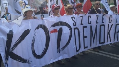 Policja: 12 tys. osób na manifestacji KOD-u. Na transparentach: "Zostawcie Trybunał"