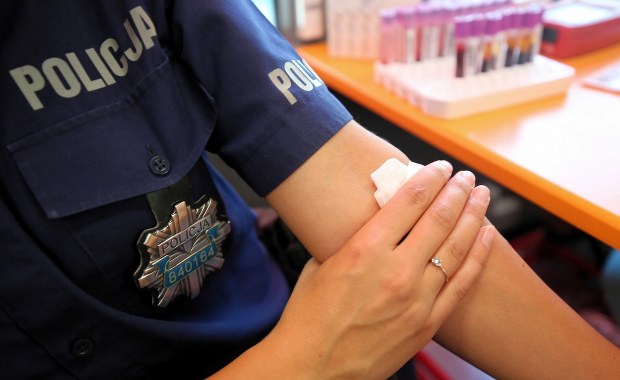 Policja apeluje o krew dla rannego funkcjonariusza 