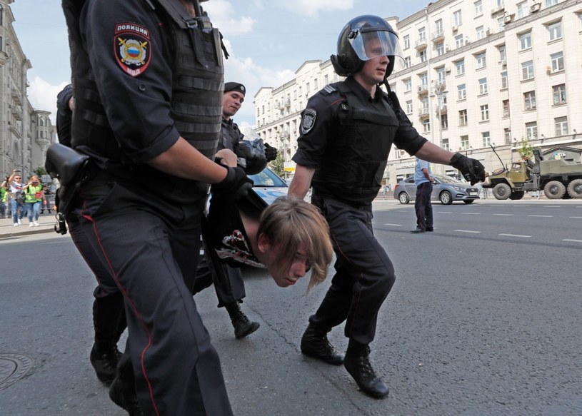 Policja aresztowała ponad 300 osób przed protestem opozycji /YURI KOCHETKOV /PAP/EPA
