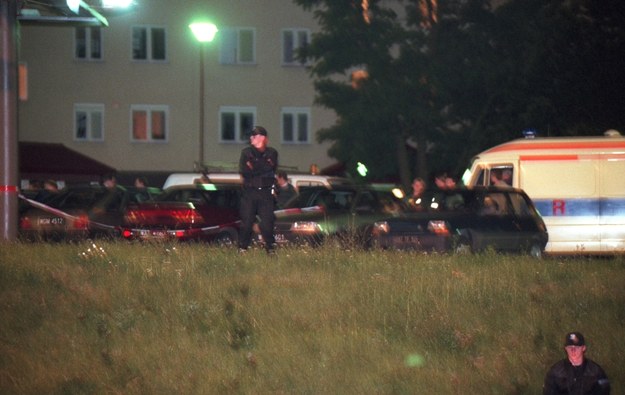 Policja bada ślady na miejscu, gdzie zastrzelony został gen. Marek Papała /Przemek Wierzchowski /PAP
