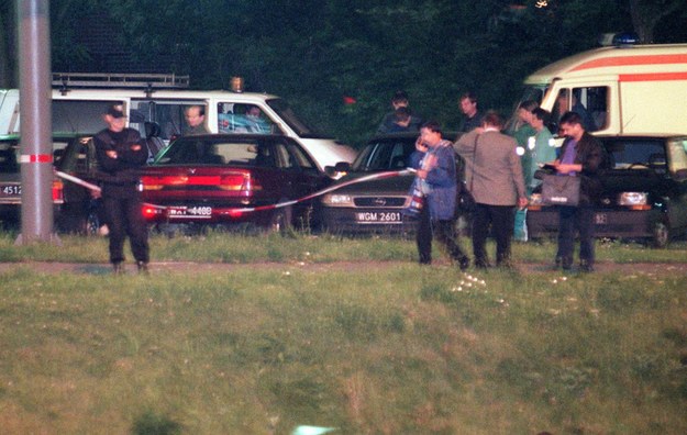 Policja bada ślady na miejscu, gdzie zastrzelony został gen. Marek Papała /Przemek Wierzchowski /PAP