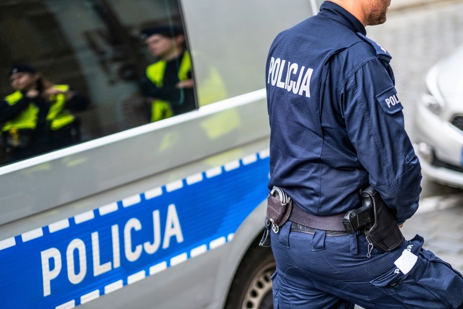 Policja bada sprawę uderzenia kobiety przez mężczyznę rozklejającego plakaty wyborcze /Shutterstock
