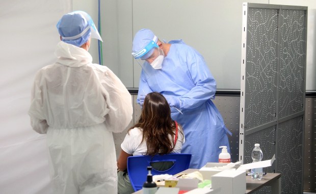 Policja bada sprawę Ukraińców zakażonych koronawirusem