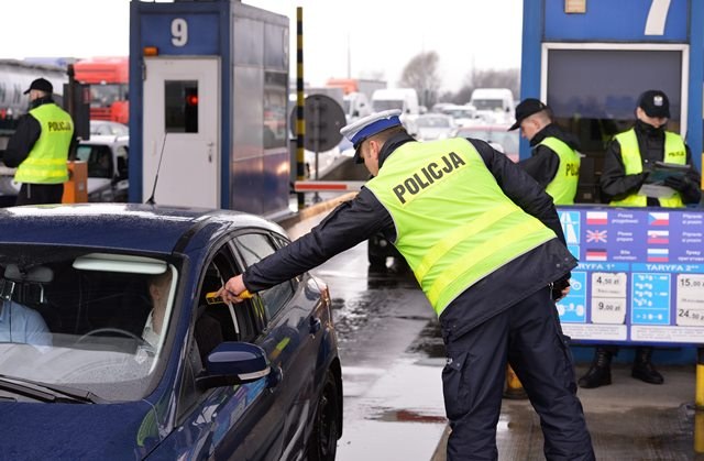 Policja będzie prowadziła wzmożone kontrole /Jacek Bednarczyk /PAP