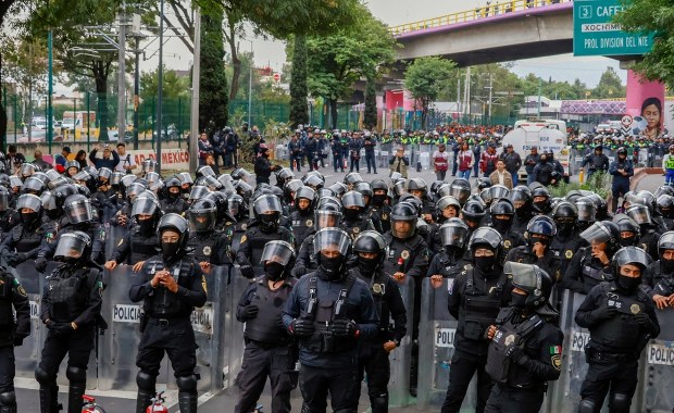 Policja, betonowe bariery i tłumy protestujących. Protesty przed meczem otwarcia