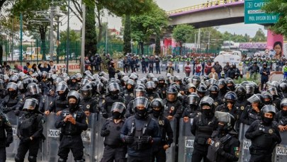Policja, betonowe bariery i tłumy związkowców. Protesty przed meczem otwarcia