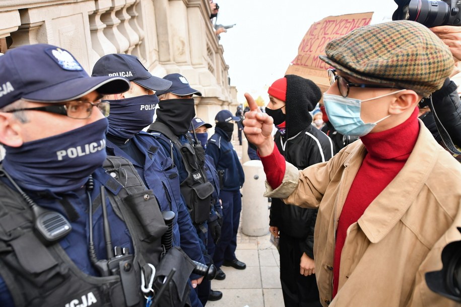 Policja blokowała wejście do kościoła Świętego Krzyża w Warszawie podczas protestu przeciwko zaostrzeniu prawa aborcyjnego /PAP