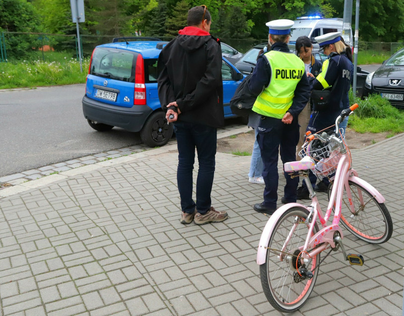 policja coraz częściej kontroluje rowerzystów i pilnuje przestrzegania przez nich przepisów - zwłaszcza dotyczących jazdy po chodniku /Jarosław Jakubczak /East News