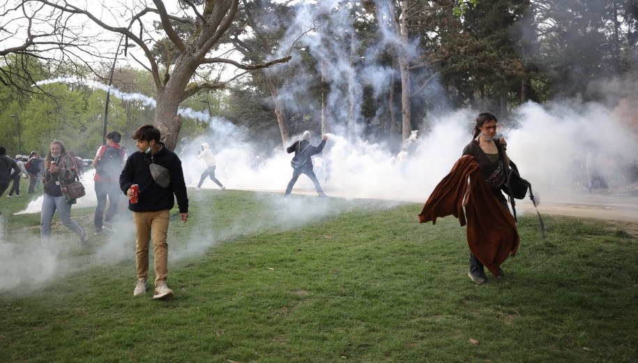 Policja do rozproszenia biesiadników użyła armatek wodnych i gazu łzawiącego. /OLIVIER HOSLET /PAP/EPA