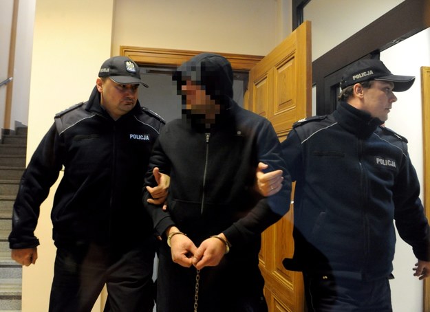 Policja doprowadza do sądu sprawcę wypadku /Marcin Bielecki /PAP