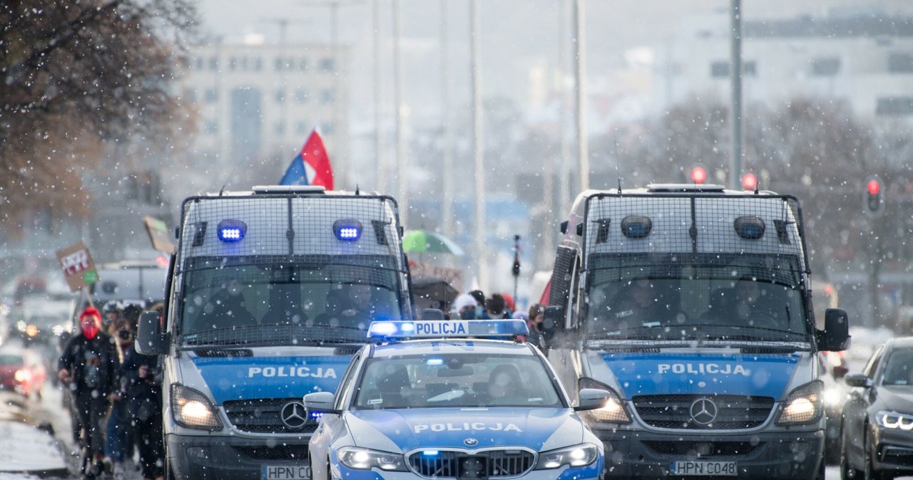 Policja dysponuje imponującą flotą pojazdów. Co ważne - większość jest raczej młoda! /Agencja SE/East News